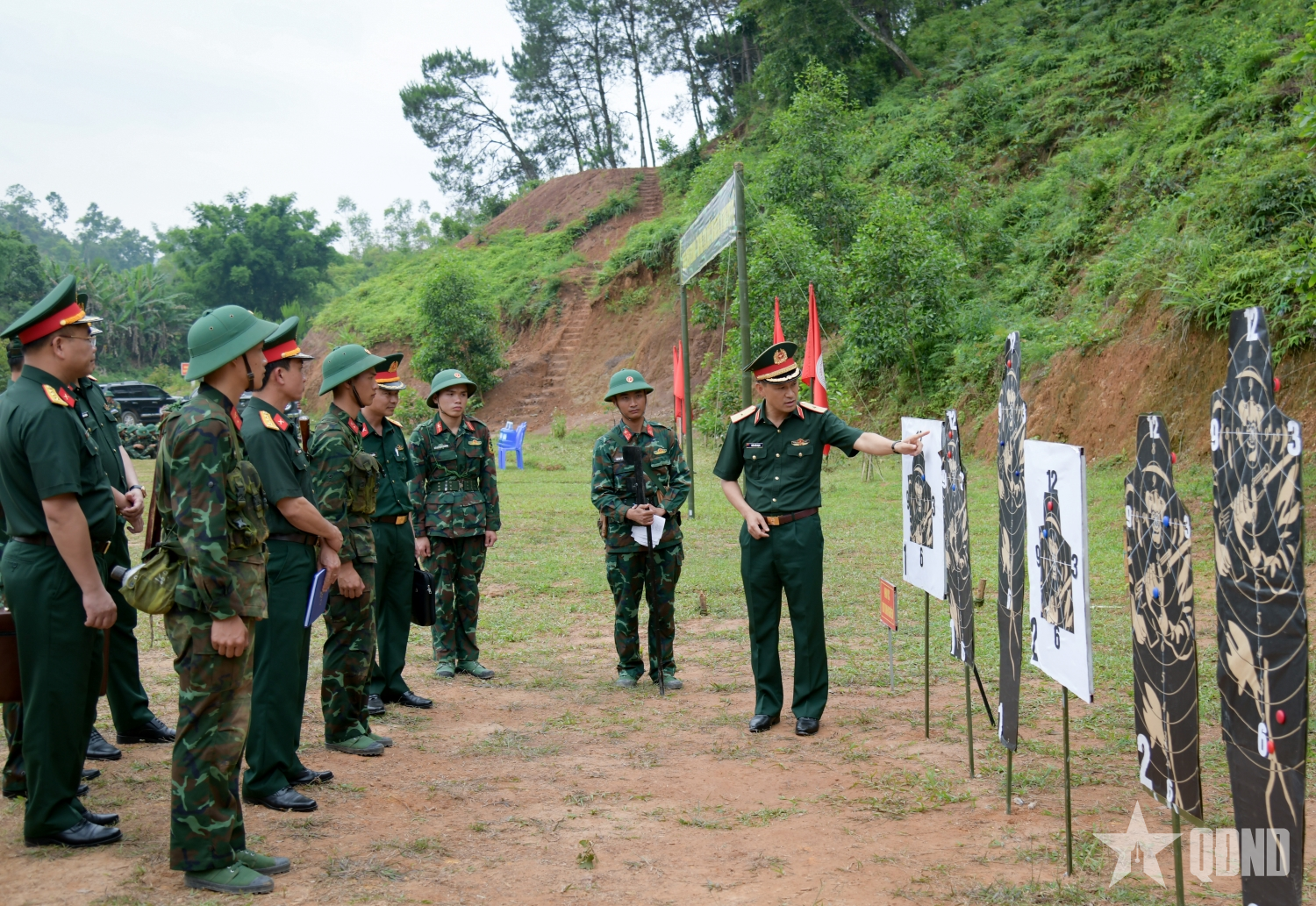 Phát huy truyền thống anh hùng, xây dựng LLVT Quân khu 1 cách mạng, chính quy, tinh nhuệ, hiện đại